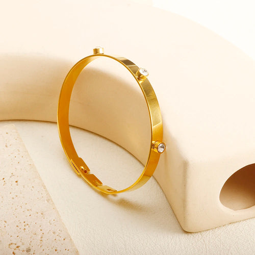 Simple stainless steel bangle with 3 crystals